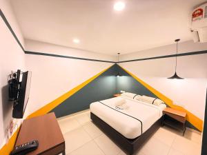 Postel nebo postele na pokoji v ubytování Smile Hotel Seri Kembangan