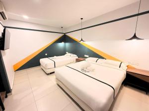 Postel nebo postele na pokoji v ubytování Smile Hotel Seri Kembangan