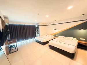 Postel nebo postele na pokoji v ubytování Smile Hotel Seri Kembangan