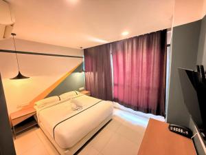 Postel nebo postele na pokoji v ubytování Smile Hotel Seri Kembangan