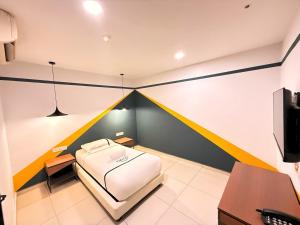 Postel nebo postele na pokoji v ubytování Smile Hotel Seri Kembangan