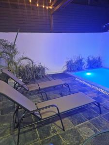 Bazén v ubytování Villa Azure Flic-en-Flac 5 min de la plage nebo v jeho okolí