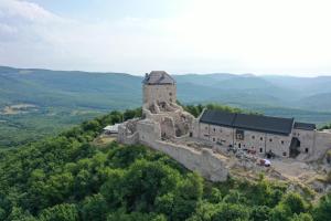 an old castle on top of a mountain at Kuckózó Vendégház Mogyoróska in Mogyoróska
