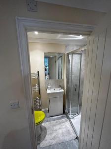 a bathroom with a yellow toilet and a sink at 3 Bed Cottage Retreat - Private Garden & Parking in Orpington