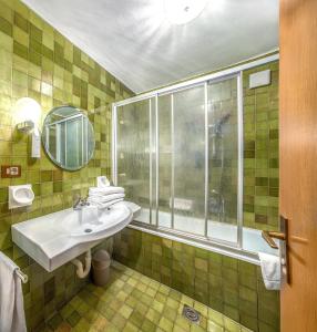 Ένα μπάνιο στο Villa Pana