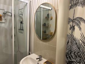 Ένα μπάνιο στο Appartement privé, vue eglise, plein centre