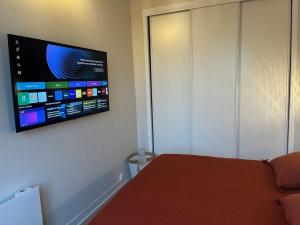 Μια τηλεόραση ή/και κέντρο ψυχαγωγίας στο Appartement privé, vue eglise, plein centre