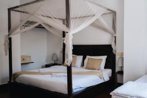 プノンペンにあるSuite Home Boutique Hotelのベッドルーム1室(ベッド2台、天蓋付きベッド1台付) +37枚の写真