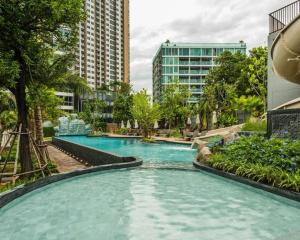 uma piscina numa cidade com edifícios altos em Unixx Pattaya High floor view em Pattaya Sul