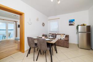 Kuchyňa alebo kuchynka v ubytovaní Apartments MAJA + 37 fotografií