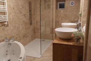 Koupelna v ubytování Ashford House 2 bedroom Apartment 'outdoor bathing tub'