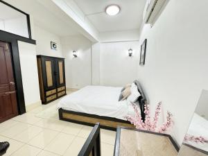 Katil atau katil-katil dalam bilik di Oudomphone apart hotel-Two bedrooms +5 gambar
