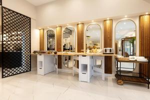 una stanza con un bancone con molti specchi di Pirin Sense Studio - Spa - FREE Parking a Bansko