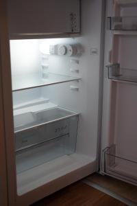 un frigorifero vuoto con la porta aperta in una cucina di Pirin Sense Studio - Spa - FREE Parking a Bansko