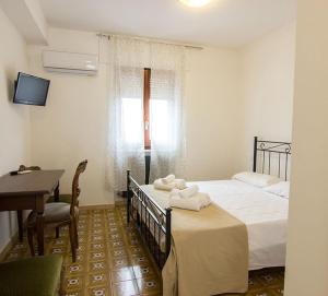 Un pat sau paturi într-o cameră la Il tiglio b&b agri restaurant