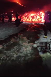 een vuur met mensen die ervoor staan bij Lilly apartment in Catania