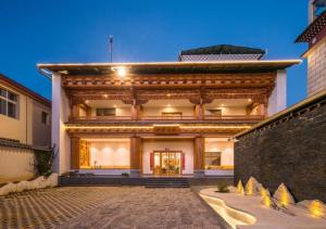 香格里拉Yunyin Sanqiu Inn的akritkritkritkritkritkritkritkrit House in akritkritkritkritkrit