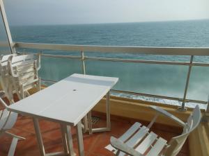 Vue générale sur la mer ou vue sur la mer prise depuis l'appartement