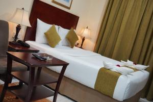 Postel nebo postele na pokoji v ubytování Onyx Hotel Apartments - MAHA HOSPITALITY GROUP