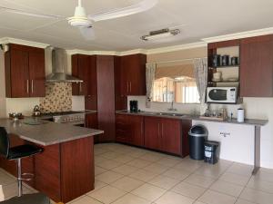 Η κουζίνα ή μικρή κουζίνα στο Klipgat Guesthouse Nyala