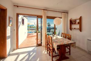 une salle à manger avec une table et une vue sur l'océan dans l'établissement Casa Nautilus, à Charco del Palo