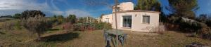 una pequeña casa en la cima de un campo de hierba en Maison provençale de charme, en Velaux
