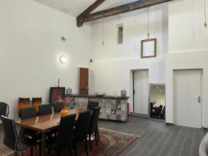 een eetkamer met een tafel en stoelen bij Le Monté Cristo in Marseille