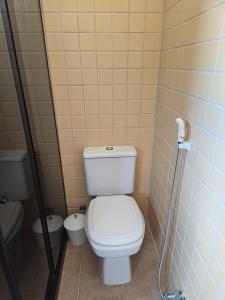 a small bathroom with a toilet and a sink at Sobrado linda vista in São Pedro da Aldeia