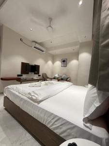 Hotel Aishwarya客房内的一张或多张床位