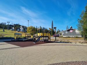 een speeltuin met glijbaan in een park bij RukaValley Unique46 Ski In - Ski Out in Ruka