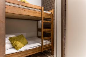 een paar stapelbedden in een kamer bij RukaValley Unique46 Ski In - Ski Out in Ruka +43 foto's