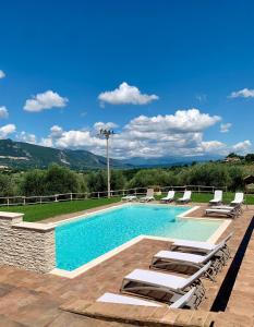 Bazén v ubytování Agriturismo Violati nebo v jeho okolí