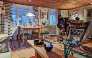 un soggiorno con un divano e un tavolo di Lovely Home In Lidköping With Wifi a Lidköping