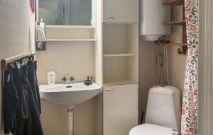 Bagno di Lovely Home In Lidköping With Wifi
