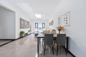 een eetkamer met een tafel en stoelen bij 张家界博亭安屿设计师民宿 in Zhangjiajie