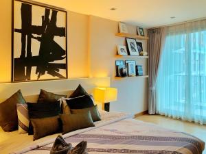 Ένα ή περισσότερα κρεβάτια σε δωμάτιο στο The Astra cozy living suite