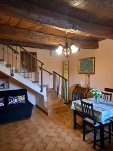 a living room with a table and a couch at Casa Vacanze da Zia Zarina in Cerdomare