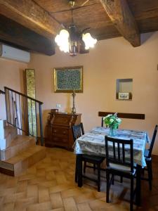 a dining room with a table and chairs and a dresser at Casa Vacanze da Zia Zarina in Cerdomare