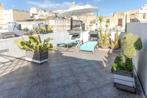 a patio with chairs and plants on a roof at Essenza di Zagara, 5min dalle spiagge e porto in Trapani