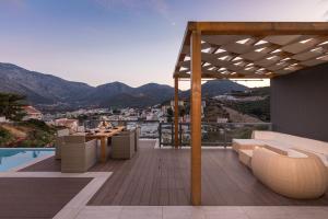 Un balcón con mesa y sillas y una vista en Villa Bali with Private Pool, en Balíon