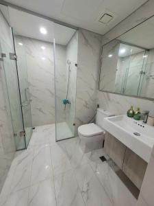 Un baño con inodoro, ducha y lavabo. en Max Housing, en Phú Thú