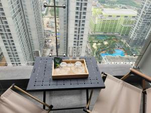 una mesa en una habitación con vistas a la ciudad en Max Housing, en Phú Thú