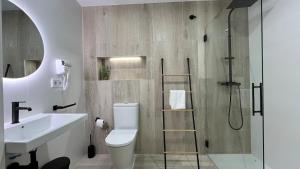 Un baño con ducha, inodoro y lavabo. en Salabert Suite, en Valencia