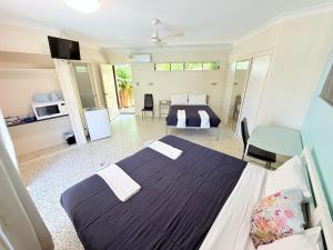 Postel nebo postele na pokoji v ubytování Emu Park Beach Resort
