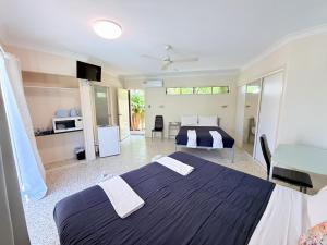 Postel nebo postele na pokoji v ubytování Emu Park Beach Resort