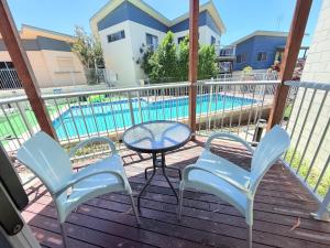 Bazén v ubytování Emu Park Beach Resort nebo v jeho okolí