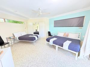 Postel nebo postele na pokoji v ubytování Emu Park Beach Resort