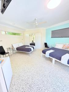 Postel nebo postele na pokoji v ubytování Emu Park Beach Resort