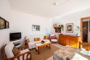 un salon avec un canapé et une table dans l'établissement Casa Nautilus, à Charco del Palo