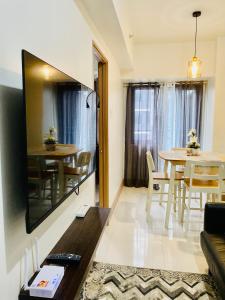 TV a/nebo společenská místnost v ubytování SMDC Shore 3 Residences